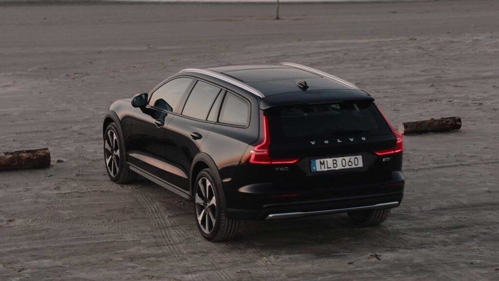 Volvo V60 Cross Country B5 AWD Mild Hybrid exterior