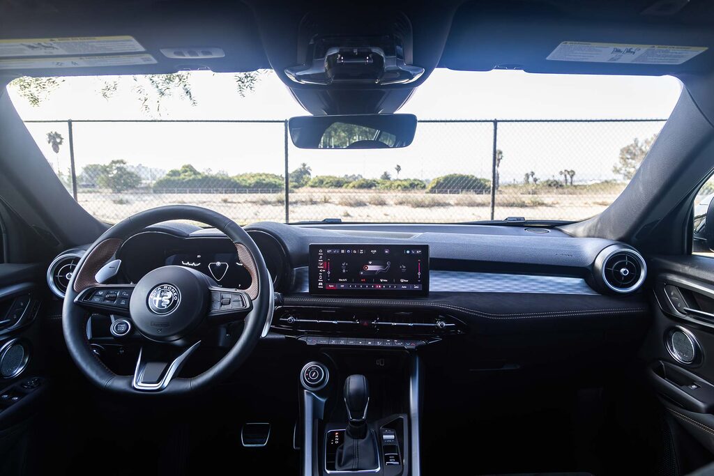 Alfa Romeo Tonale Intensa dashboard