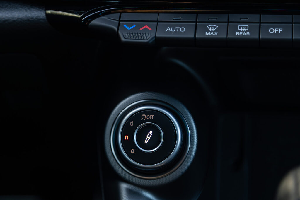 Alfa Romeo Tonale Intensa drive mode select dial