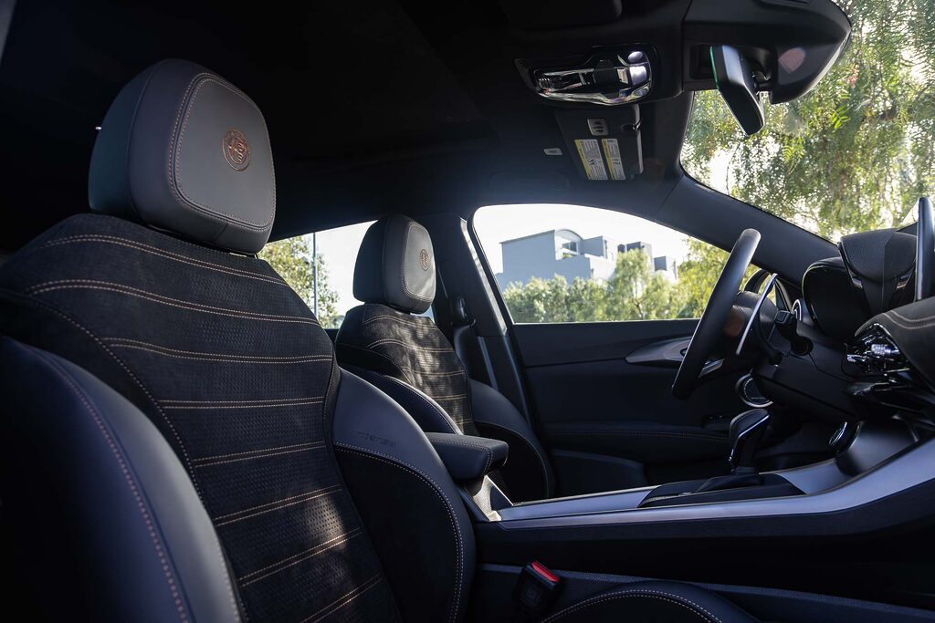 Alfa Romeo Tonale Intensa front seats