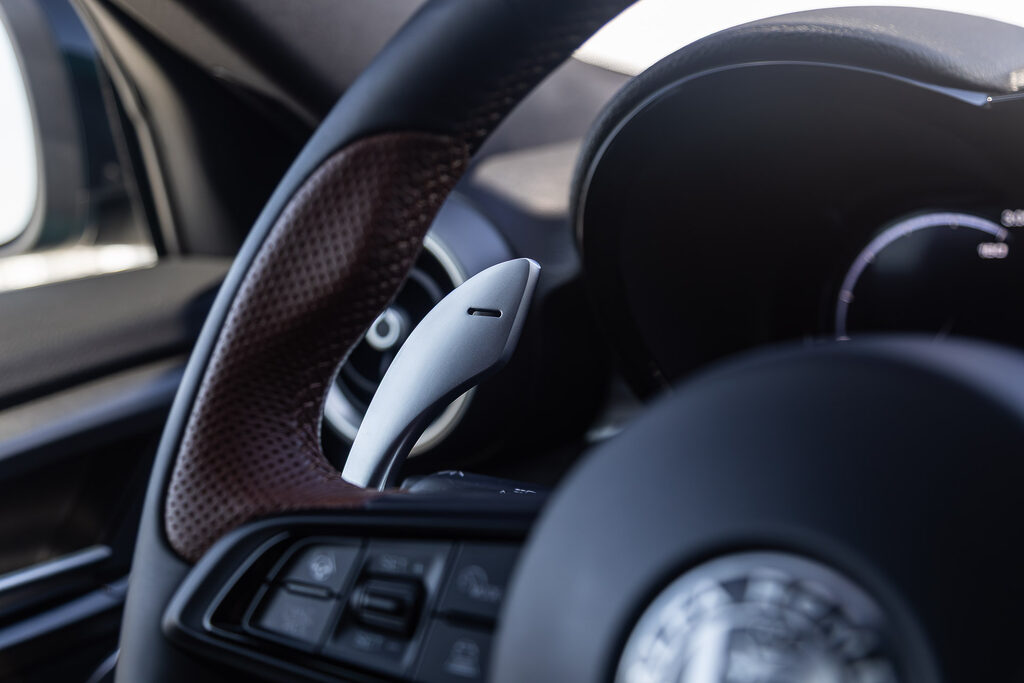 Alfa Romeo Tonale Intensa paddle shifter
